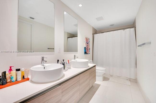 121 Northeast 34th Street, Unit L303 Miami, FL 33137 - Photo 13 of 31 a bathroom with a tub sink and mirror