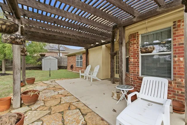 a view of a yard with a house