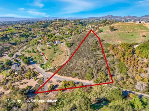 $349,000 | 3770 Peony Drive, Unit 20, Fallbrook, CA 92028