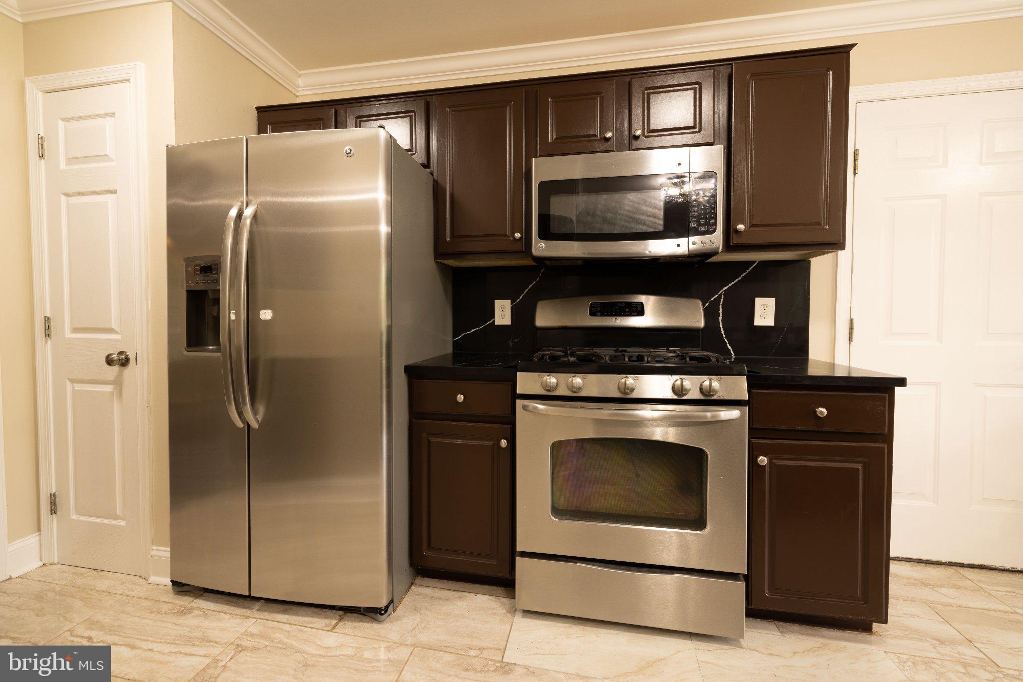 446 Old Farm Road Palmyra, PA 17078 - Photo 7 of 69 Modern kitchen with sleek appliances.