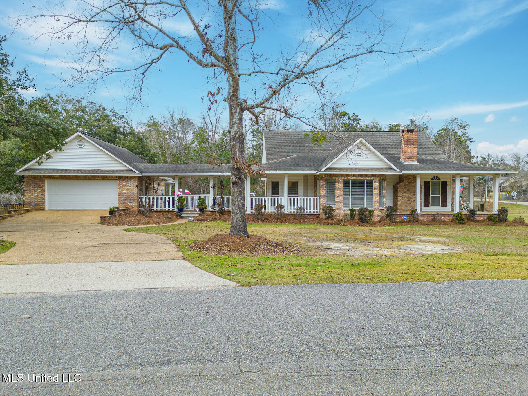 11845 River Estates Circle Biloxi, MS 39532 - Photo 2 of 31 Side of House & Garage/Driveway