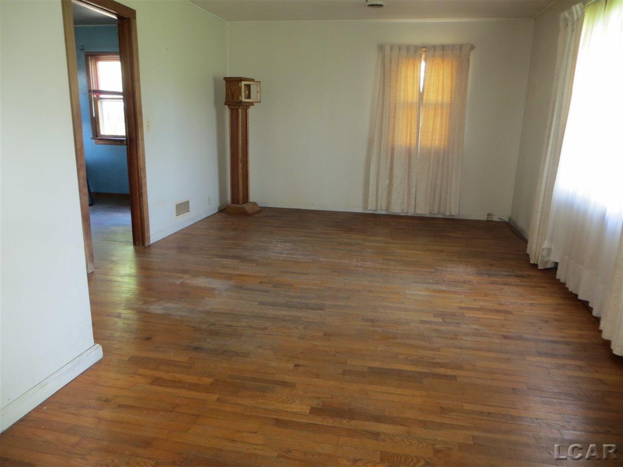 1017 Sutton Road Adrian, MI 49221 - Photo 6 of 11 31347370-5.JPG