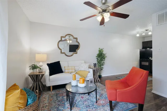 $799 | 6808 South I-35 Frontage Road, Unit 214, Austin, TX 78745