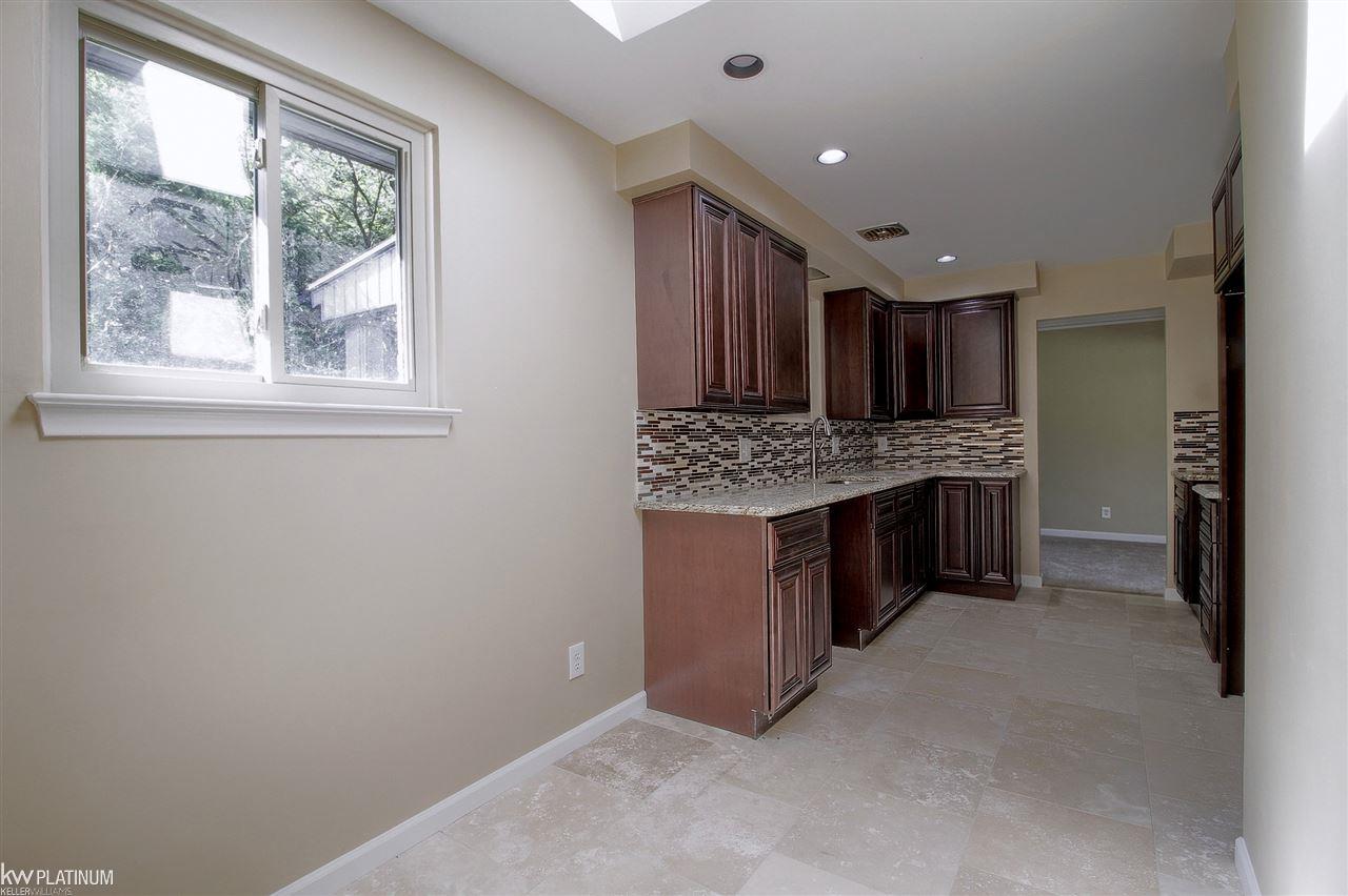 1247 Hawthorne Road Grosse Pointe, MI 48236 - Photo 20 of 29 31352239-19.JPG