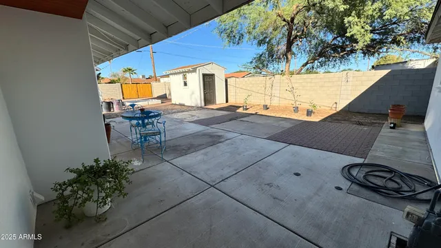 a view of a house with backyard