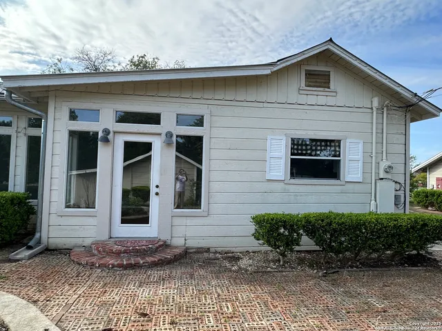 $2,030 | 148 Robindale West Road, Bandera, TX 78003