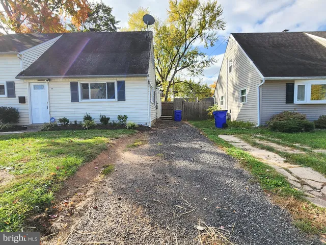 a view of a yard in front of a house with plants