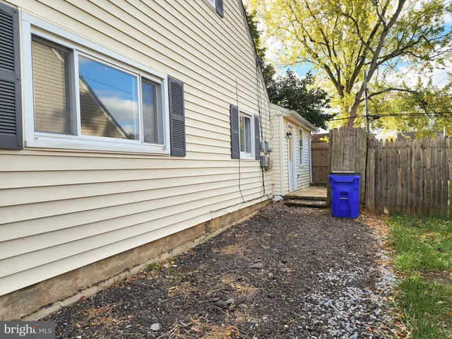 a view of a house with backyard and trees