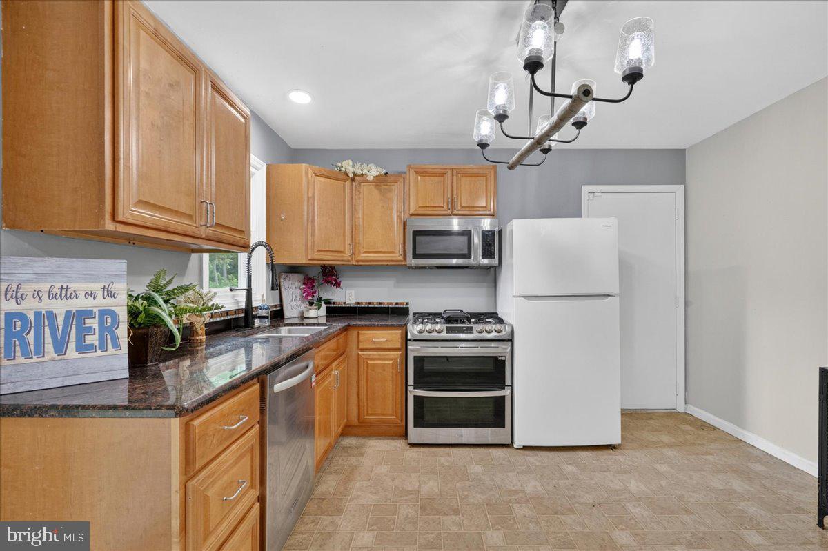 1865 Wilderness Road Lancaster, PA 17603 - Photo 8 of 39 Charming kitchen with modern finishes.
