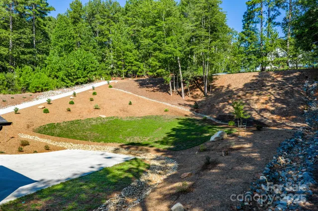 a view of a back yard