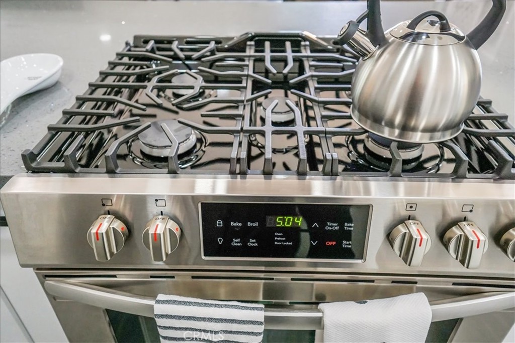 39120 Paradise Way Cathedral City, CA 92234 - Photo 15 of 41 a closeup of a stove