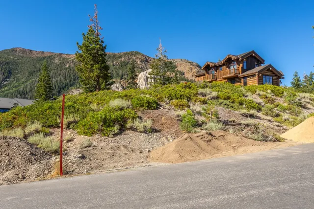 a view of a houses with a yard