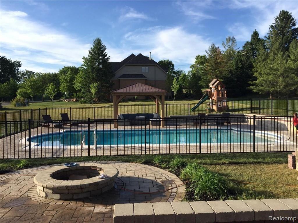 110 Fieldway Court Rochester, MI 48306 - Photo 3 of 46