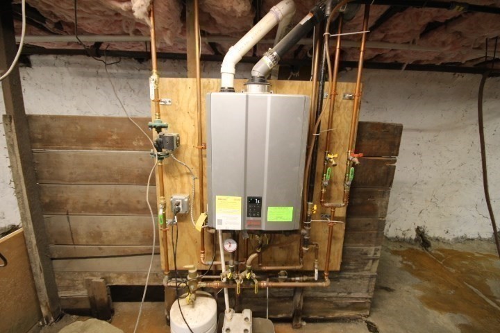 82 Green Hill Parkway Worcester, MA 01605 - Photo 40 of 42 a bathroom with a granite countertop shower a mirror and a sink
