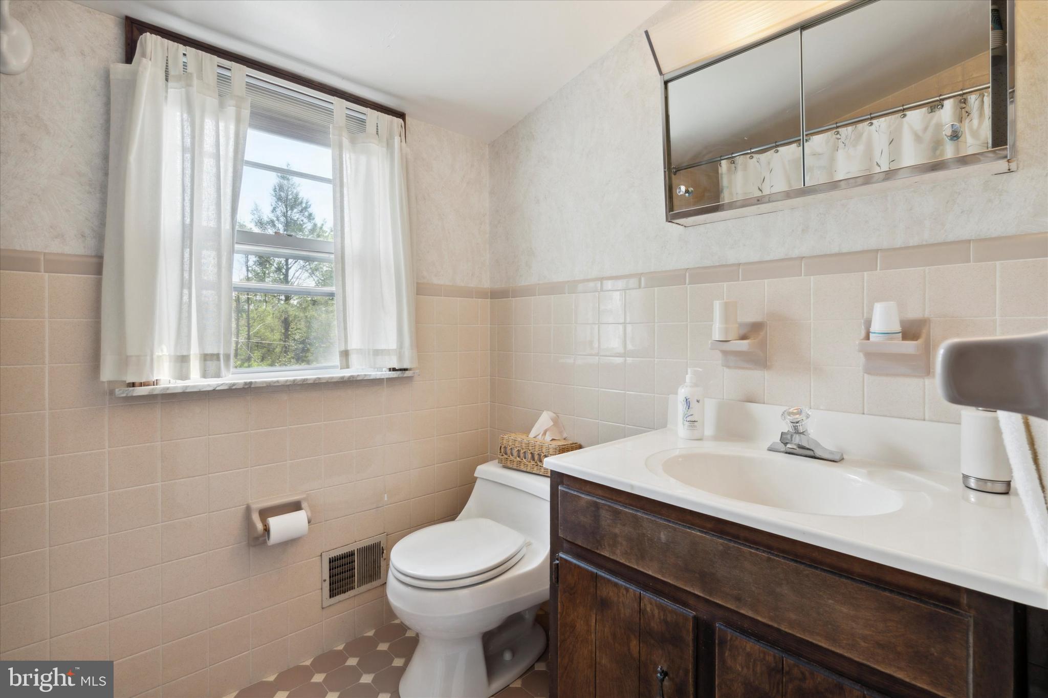 119 Ridgefield Road Newtown Square, PA 19073 - Photo 45 of 56 2nd Floor Hall Bath