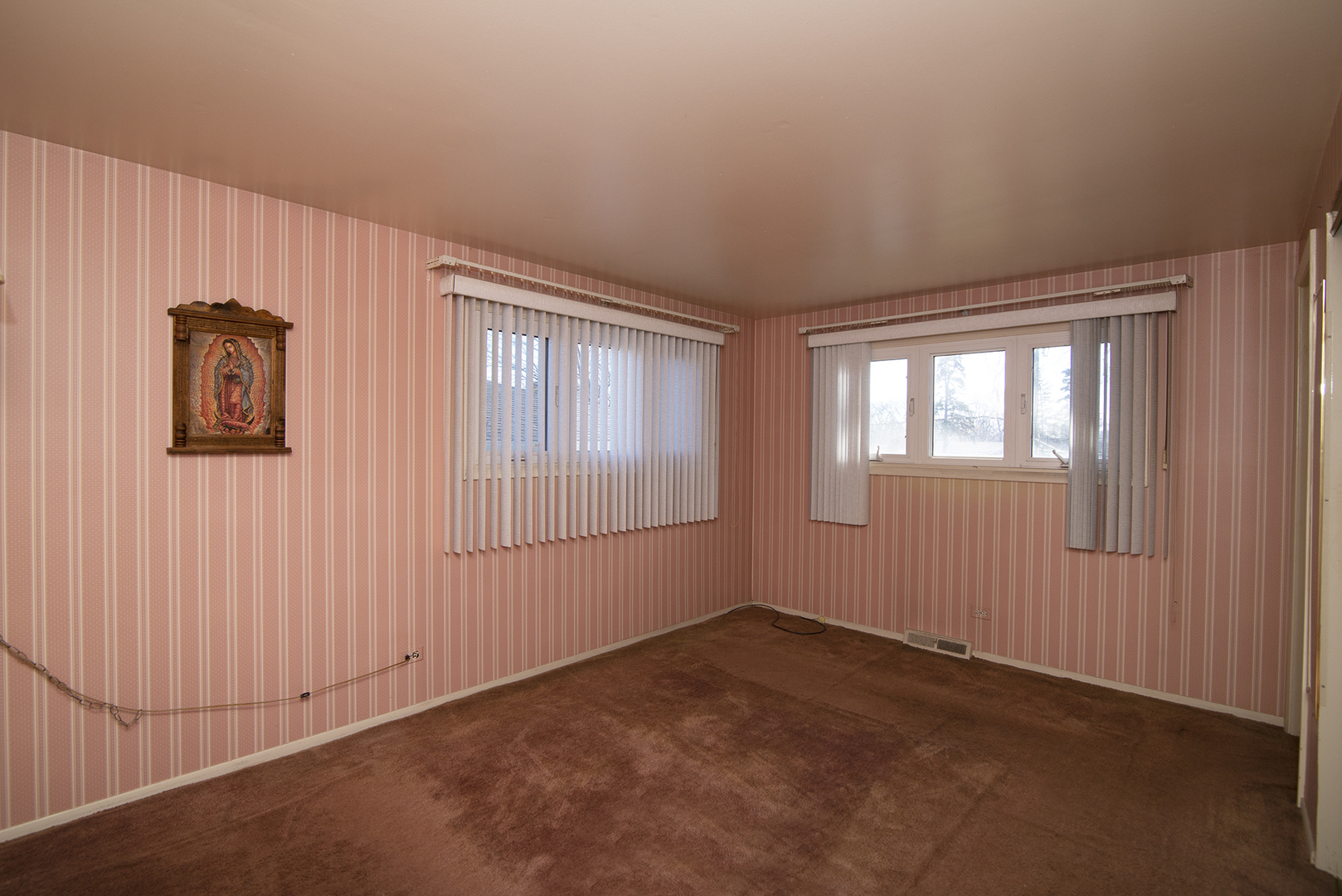 81 Ambleside Road Des Plaines, IL 60016 - Photo 15 of 24 an empty room with windows