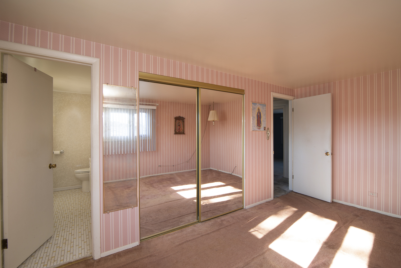81 Ambleside Road Des Plaines, IL 60016 - Photo 16 of 24 a bathroom with a glass shower door