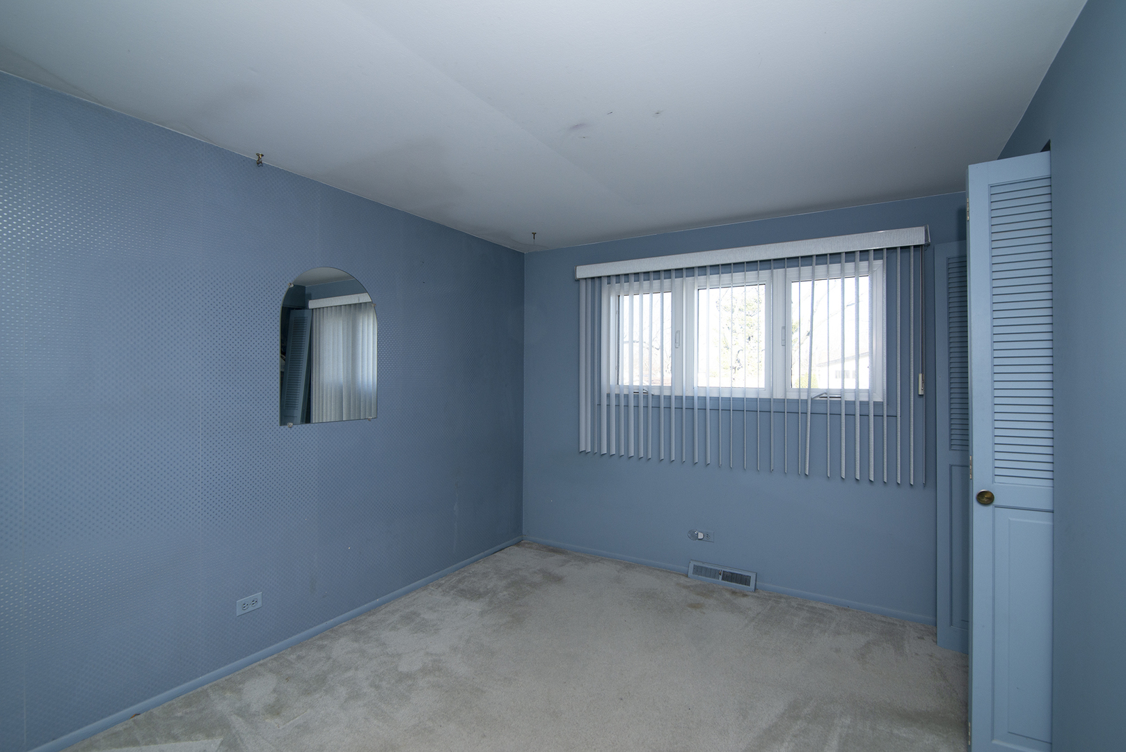 81 Ambleside Road Des Plaines, IL 60016 - Photo 20 of 24 a view of an empty room with a window
