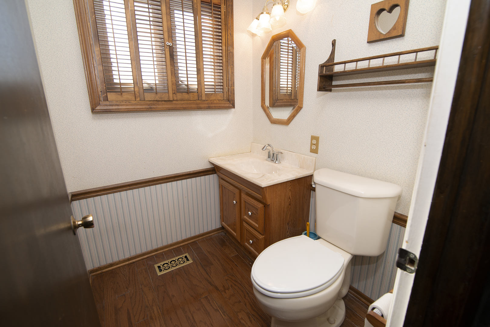 81 Ambleside Road Des Plaines, IL 60016 - Photo 21 of 24 a bathroom with a toilet a sink and mirror