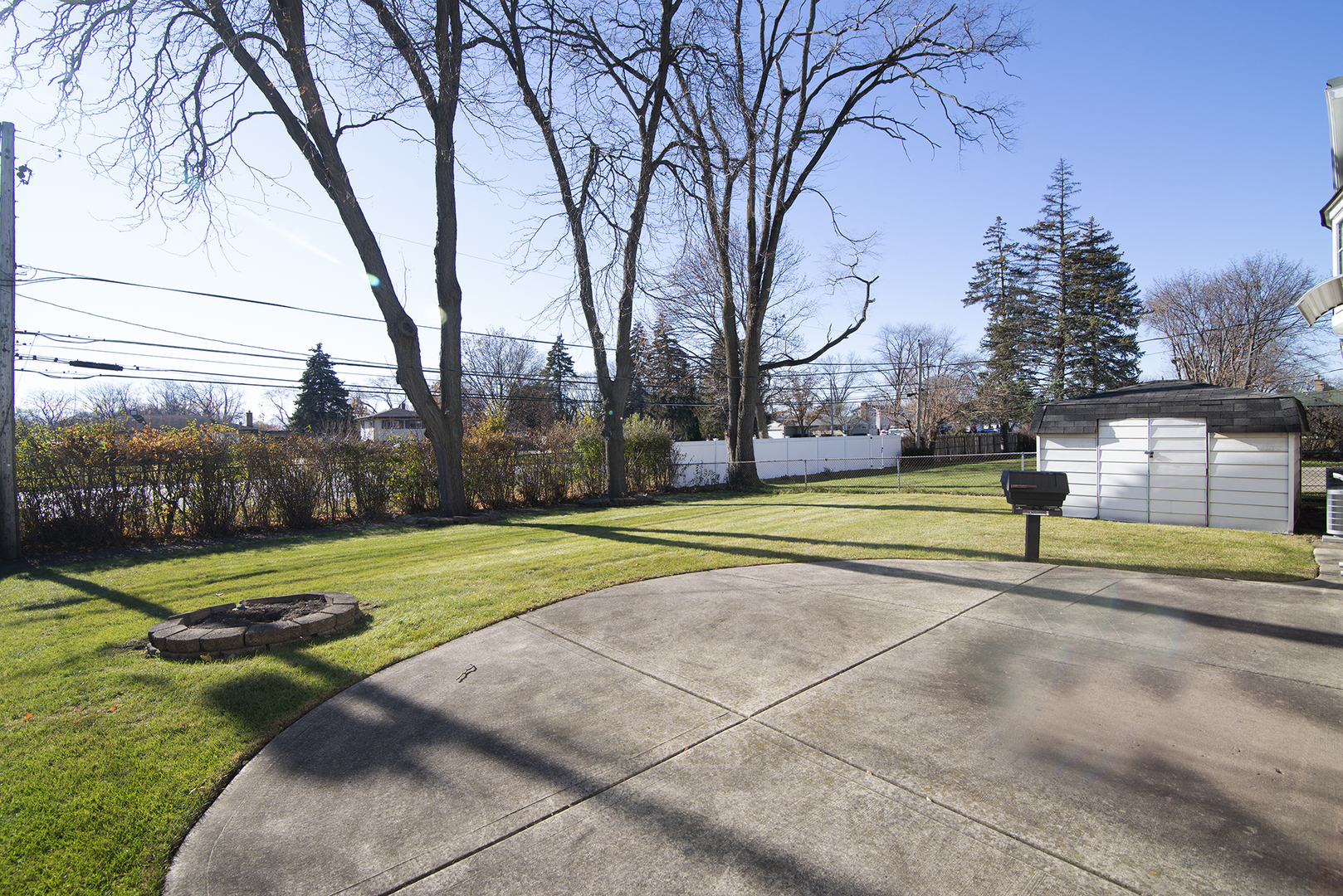81 Ambleside Road Des Plaines, IL 60016 - Photo 24 of 24 a view of a basketball court