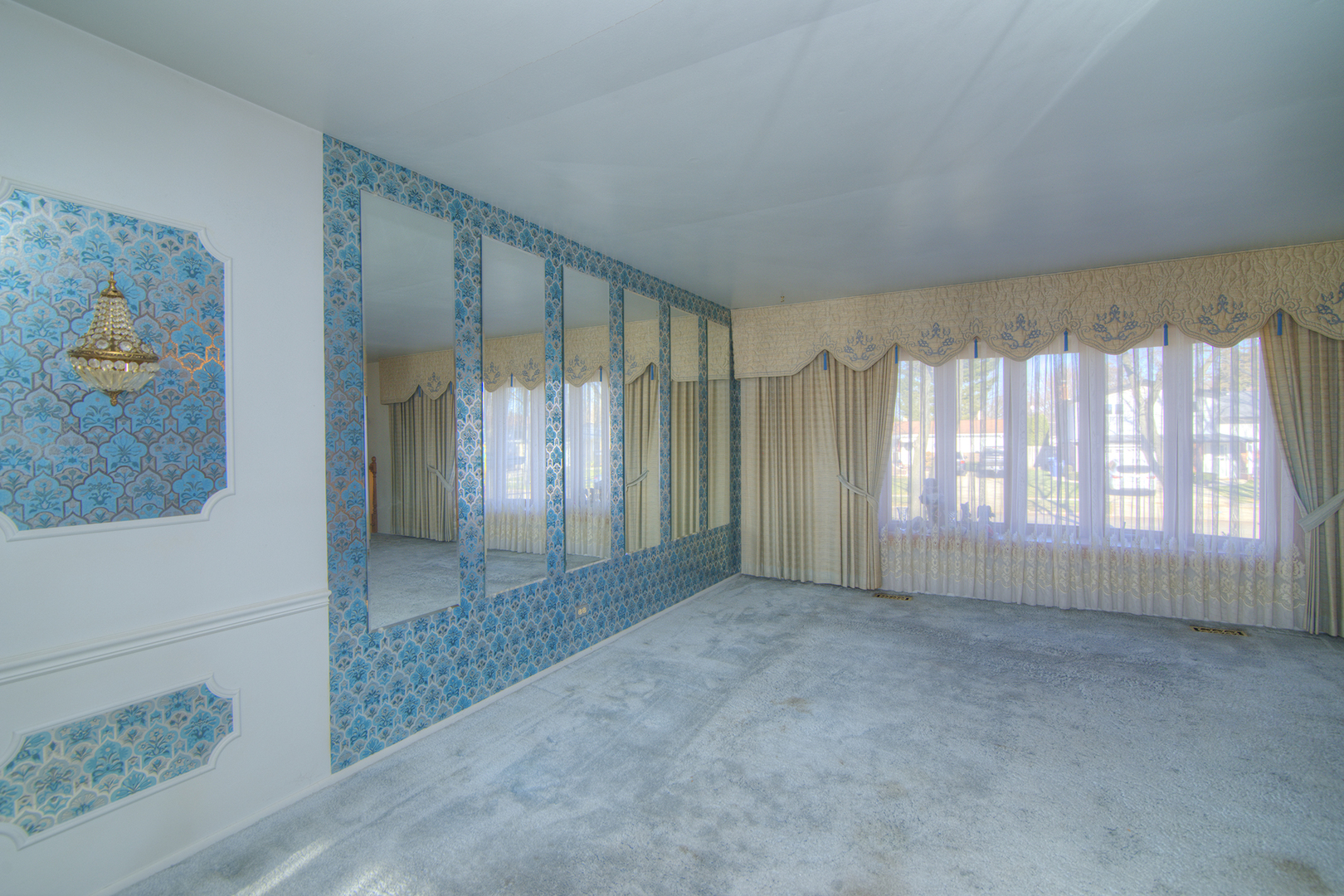81 Ambleside Road Des Plaines, IL 60016 - Photo 7 of 24 an empty room with windows
