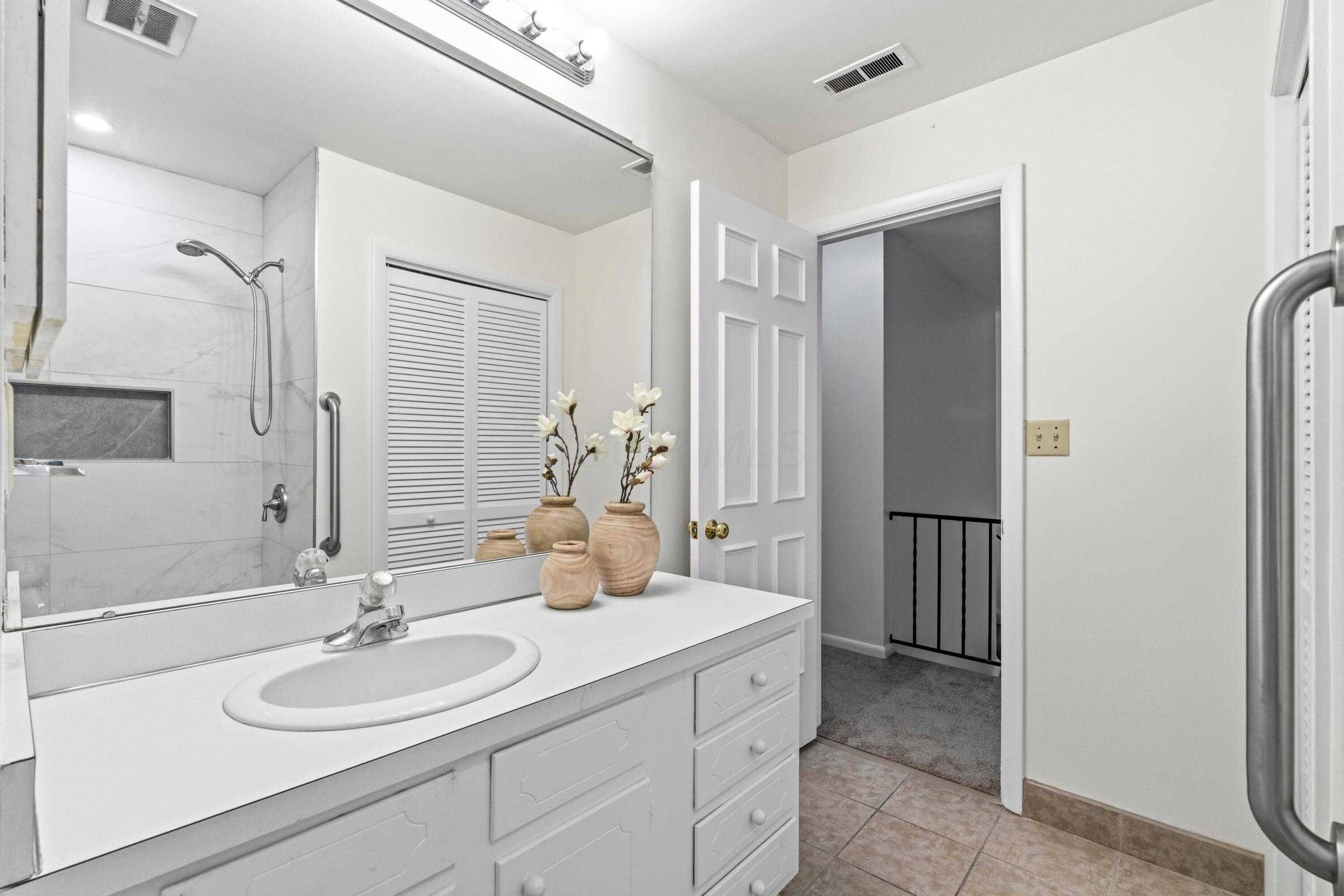 3600 Reed Road, Unit 4 Upper Arlington, OH 43220 - Photo 26 of 42 Upper Level Full Bathroom