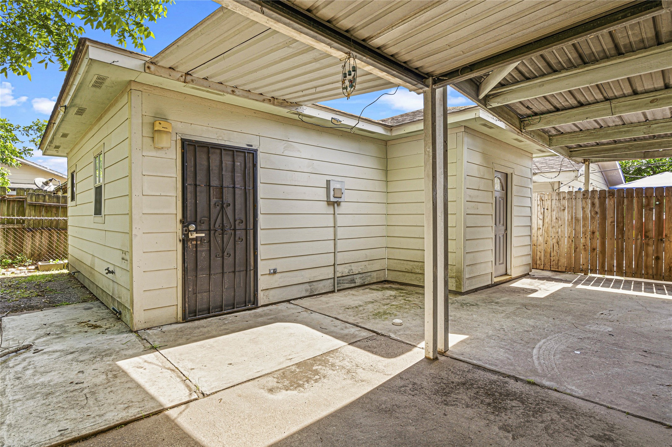 7839 Goode Street, Unit B Houston, TX 77012 - Photo 9 of 11 a view of a porch