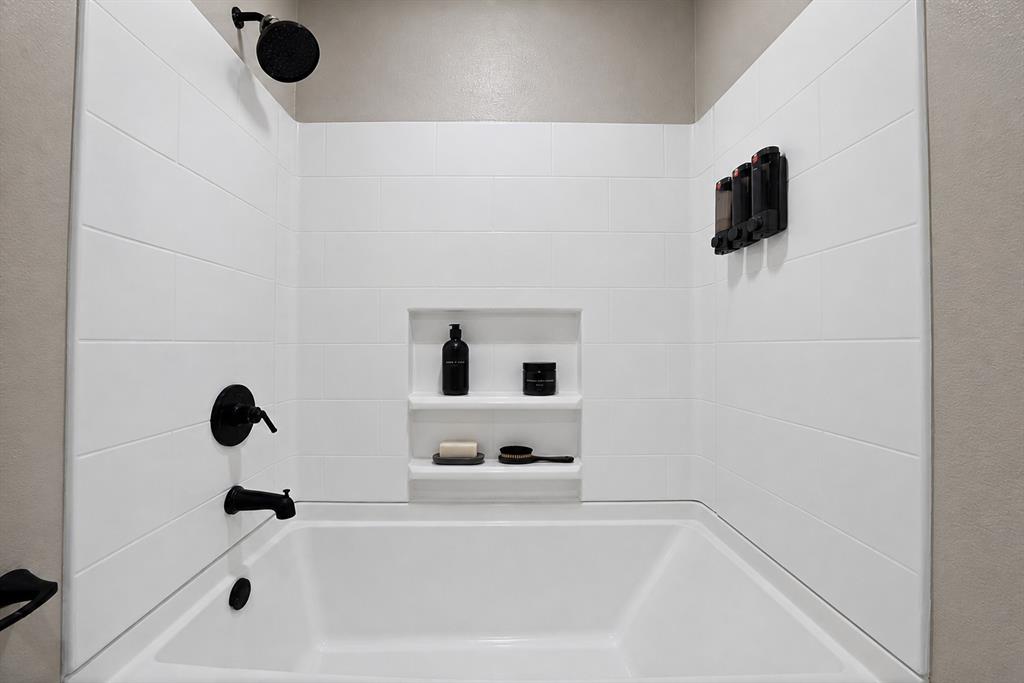 620 East 6th Street Springtown, TX 76082 - Photo 8 of 40 a bathroom with a tub