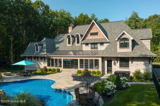 $1,087,700 | 2 Arlington Circle, Milton, NY 12020