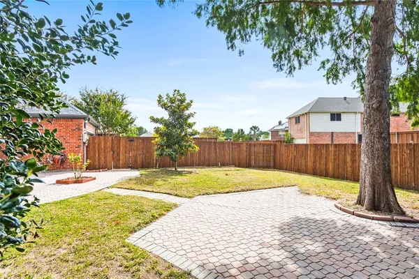 a view of a backyard