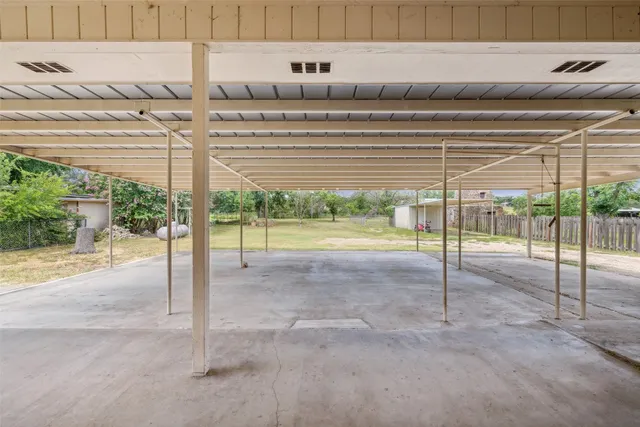 a view of a backyard