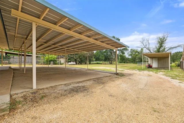 a view of a backyard