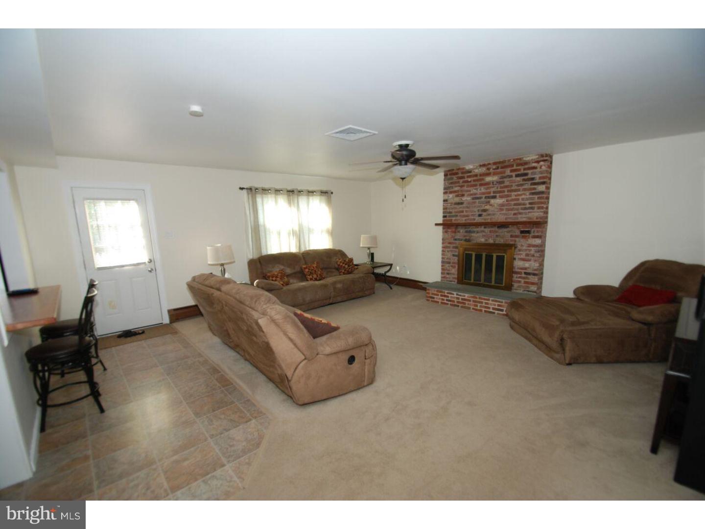 915 Fourth Avenue Croydon, PA 19021 - Photo 3 of 16 Living Room