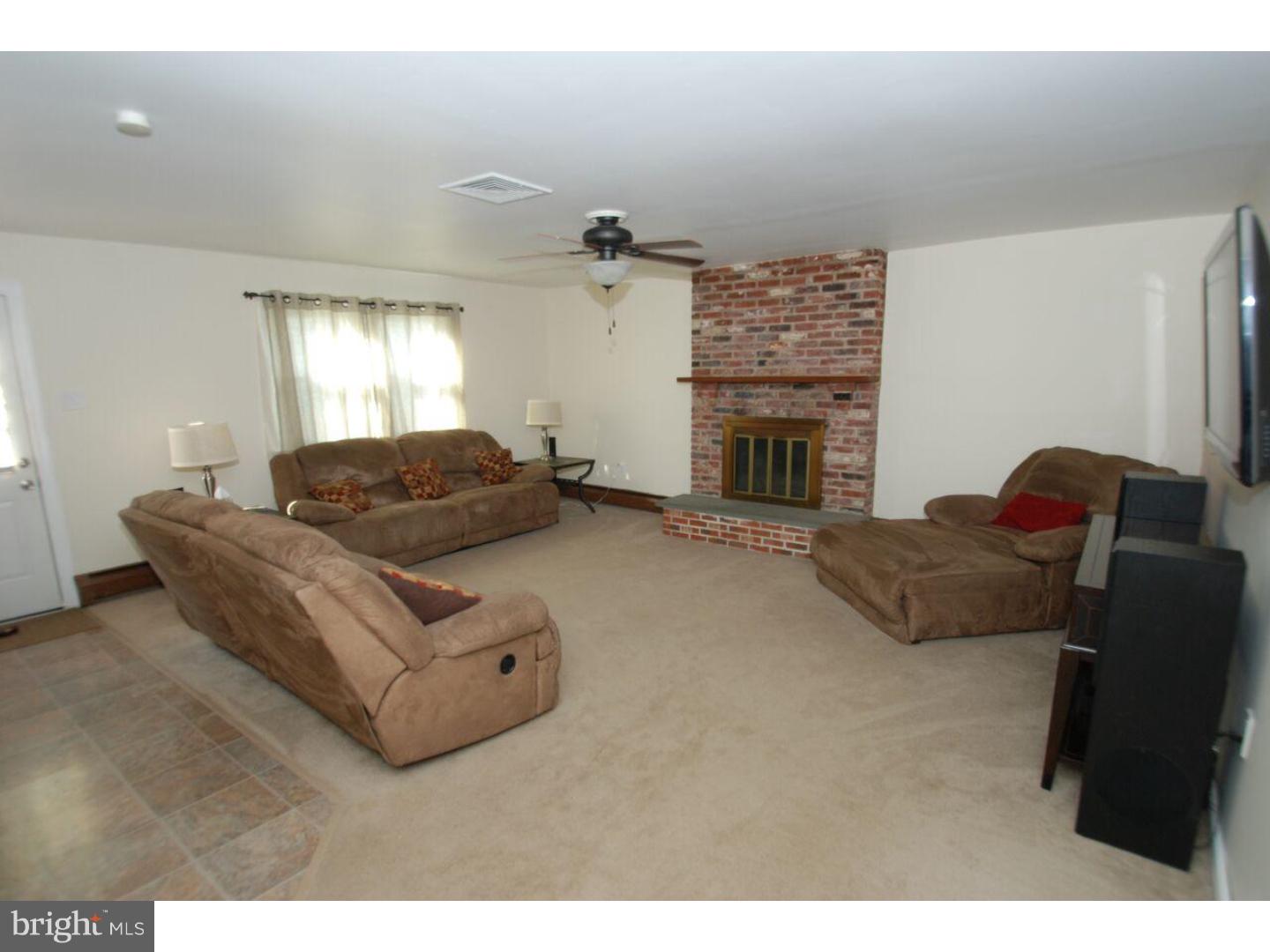 915 Fourth Avenue Croydon, PA 19021 - Photo 4 of 16 Living Room