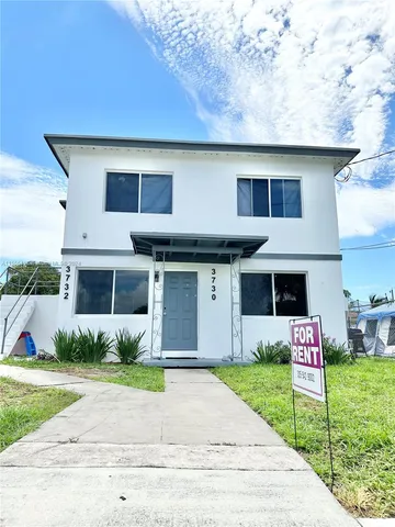 a front view of house with yard