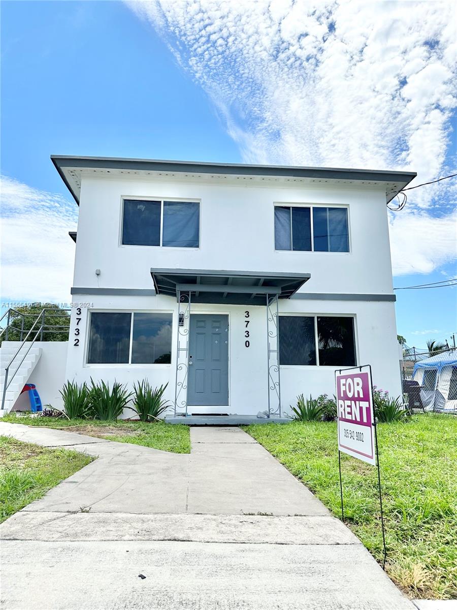 a front view of house with yard