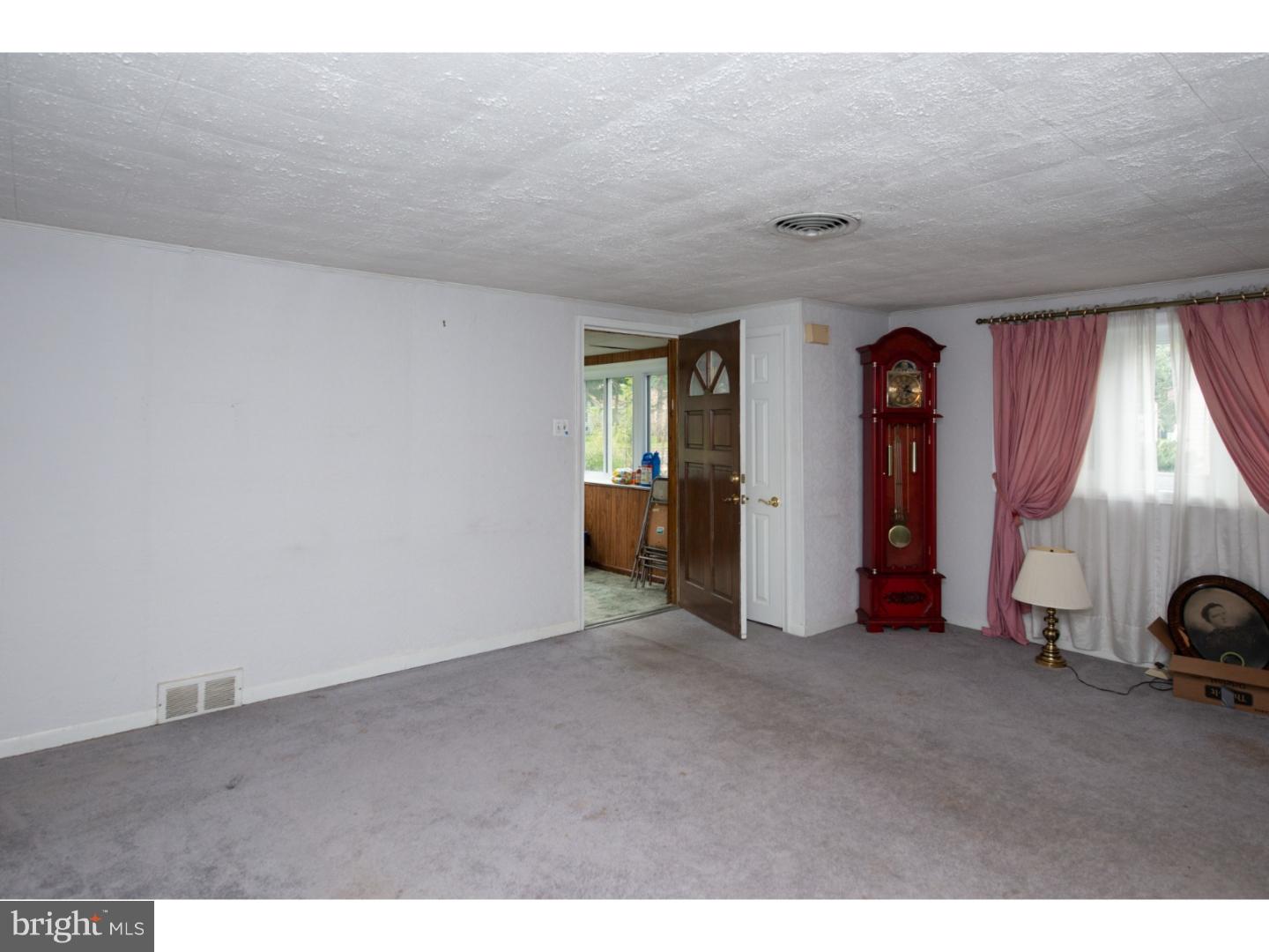 525 West County Line Road Hatboro, PA 19040 - Photo 5 of 23 Living Room