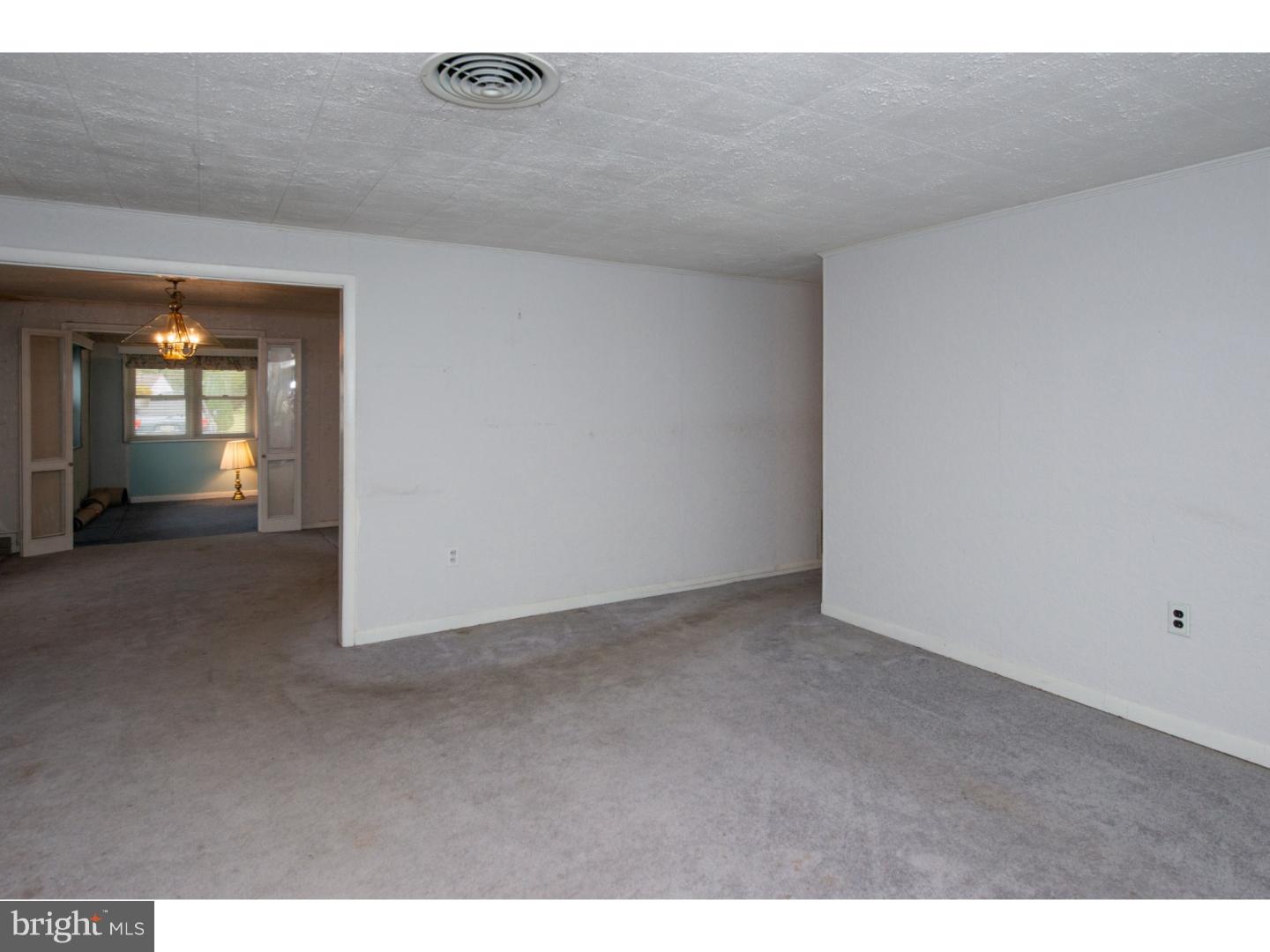 525 West County Line Road Hatboro, PA 19040 - Photo 6 of 23 Living Room