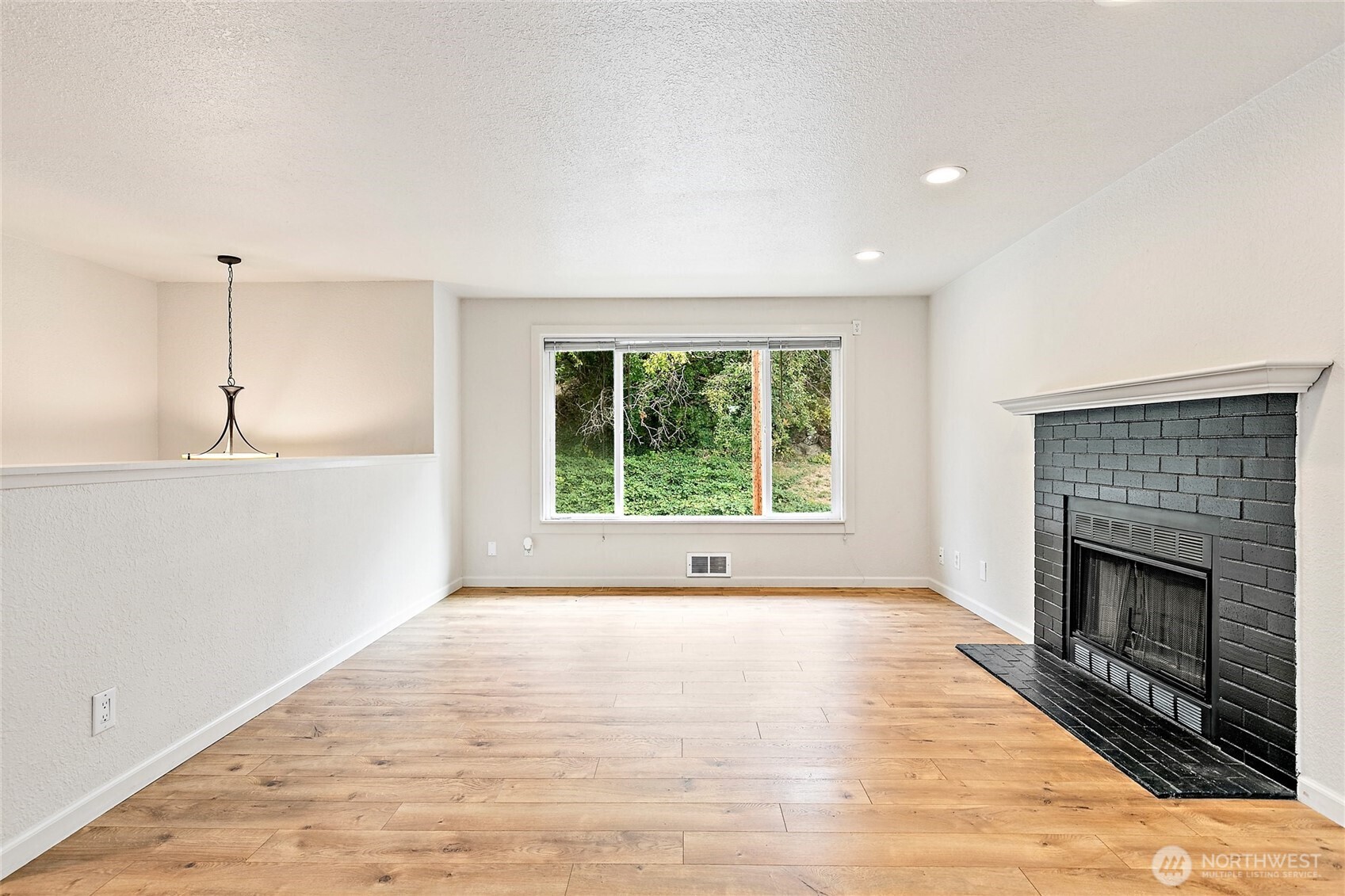 4133 23rd Avenue Southwest Seattle, WA 98106 - Photo 3 of 35 Gallery Image 3
