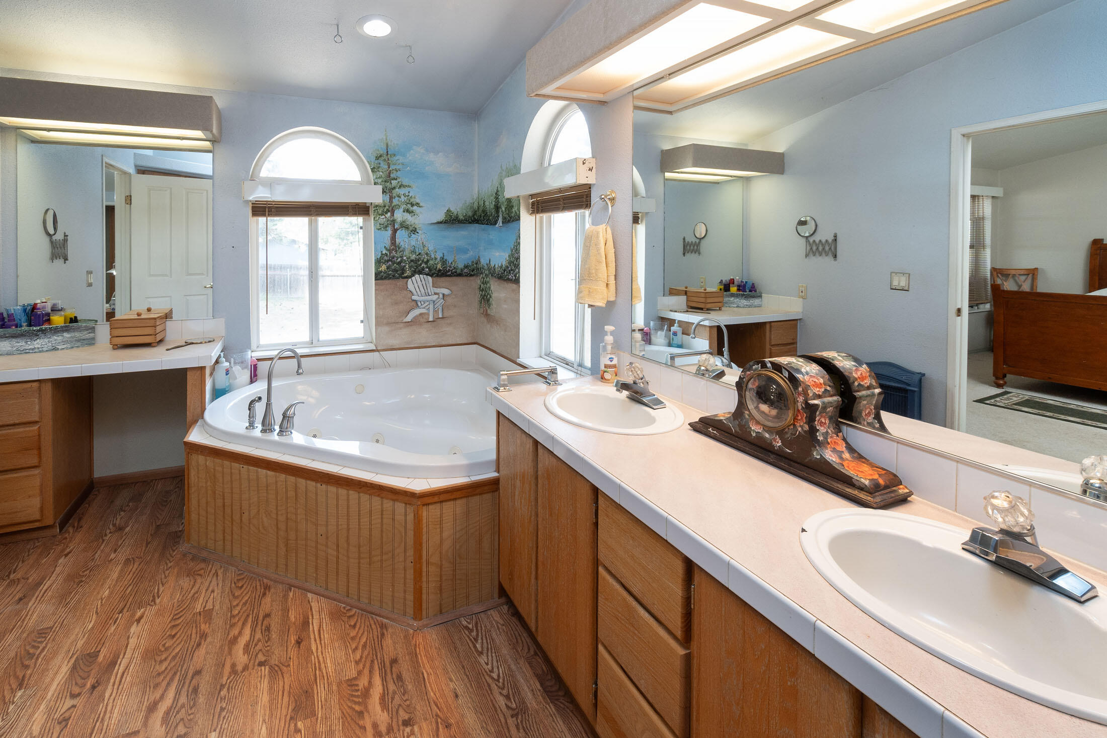 59988 Navajo Road Bend, OR 97702 - Photo 7 of 39 Soaking tub, Dual vanity & Vanity seating