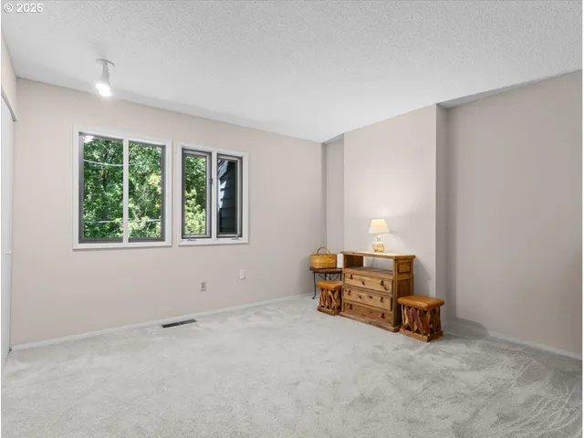 an empty room with a ceiling fan & entryway