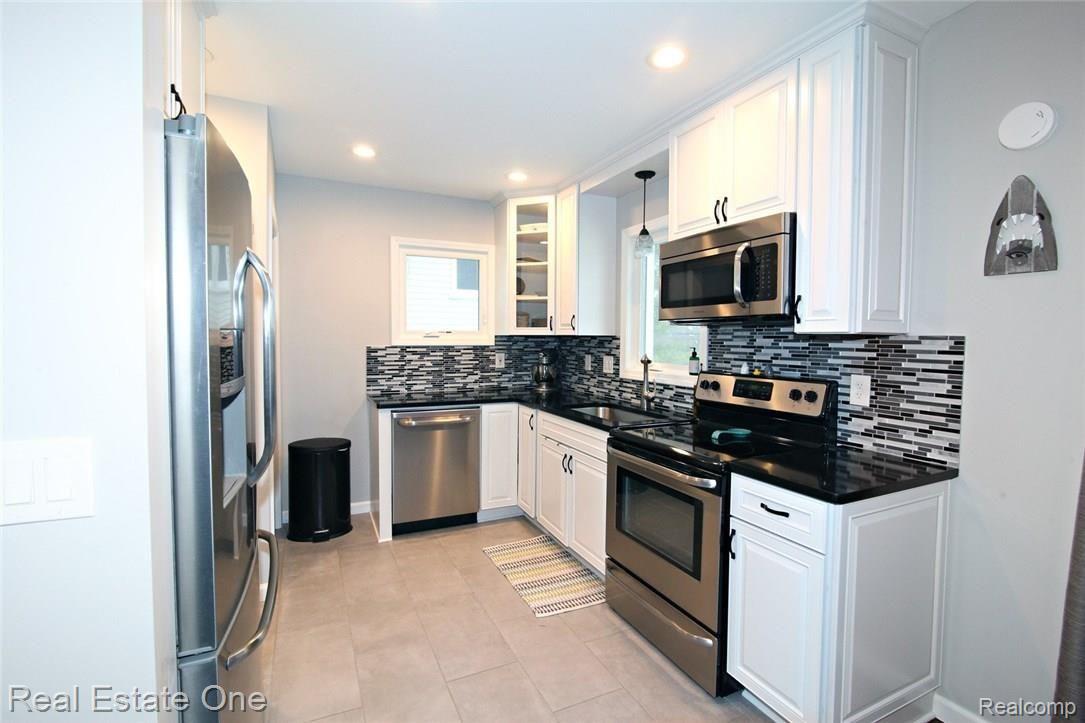 2855 Devondale Road Rochester, MI 48309 - Photo 12 of 26 kitchen3-X3.jpg