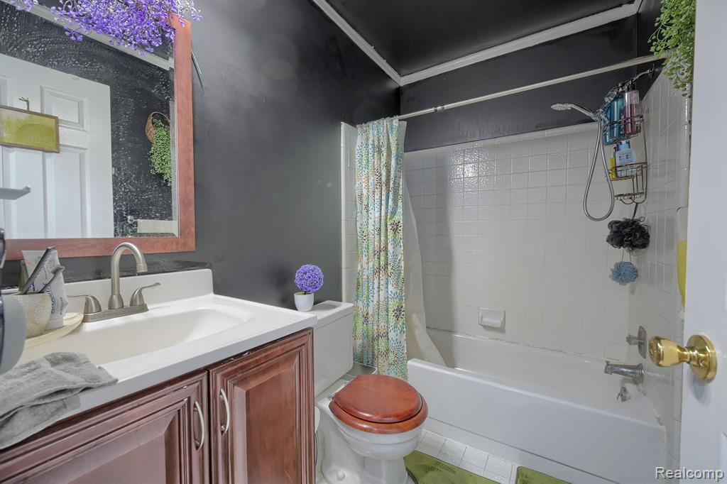 1370 Crescent Lane Rochester Hills, MI 48306 - Photo 16 of 25
