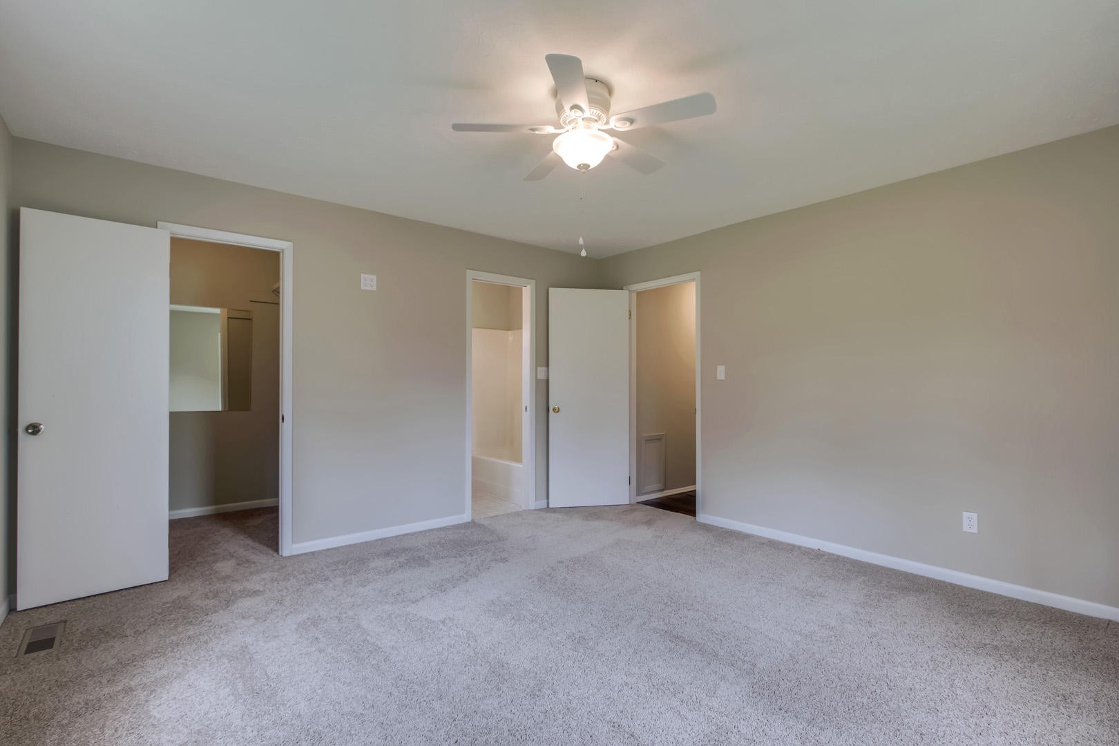 3109 Walnoaks Road Knoxville, TN 37921 - Photo 20 of 33 a view of an empty room with a ceiling fan