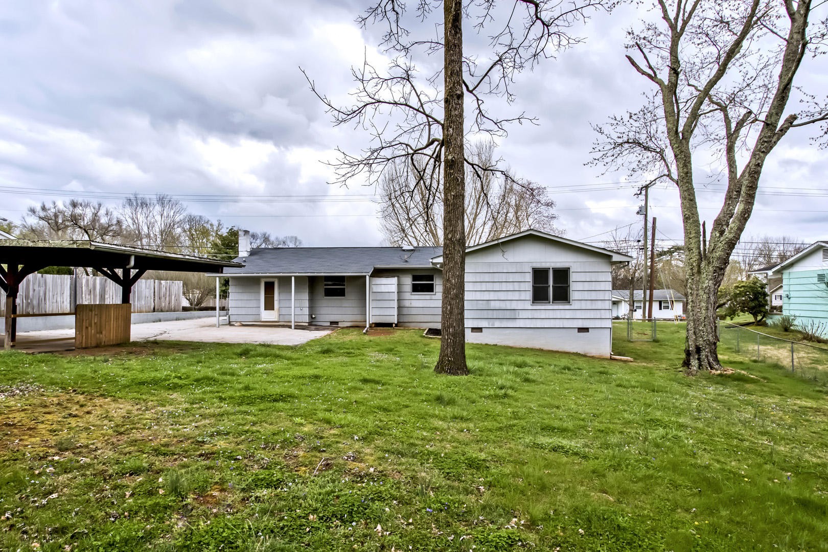 3109 Walnoaks Road Knoxville, TN 37921 - Photo 32 of 33 a backyard of a house with table and chairs