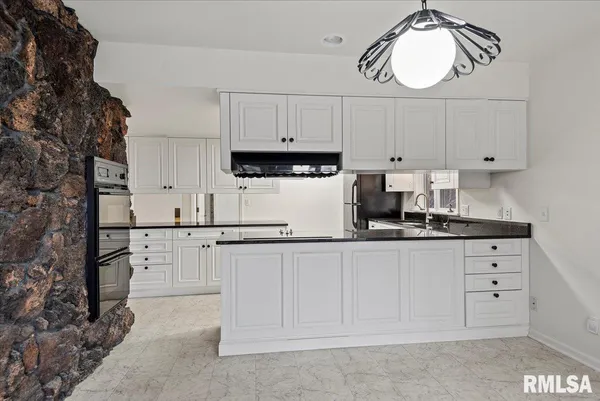 $329,900 | 2311 South Willemore Avenue, Springfield, IL 62704