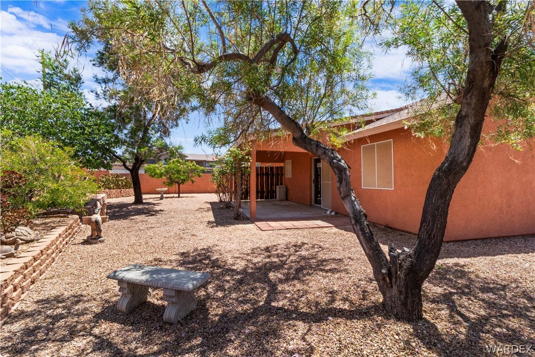 2158 Ranch Road Kingman, AZ 86401 - Photo 37 of 48 a backyard of a house with table and chairs