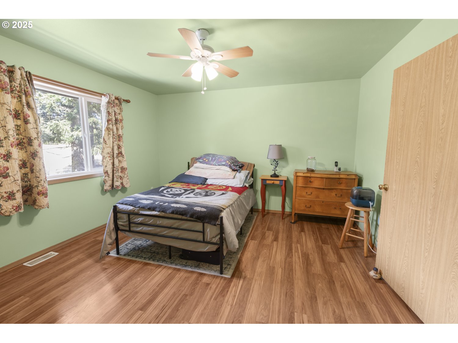 136 Sleepy Hollow Road White Salmon, WA 98672 - Photo 32 of 47 Bedroom, Primary