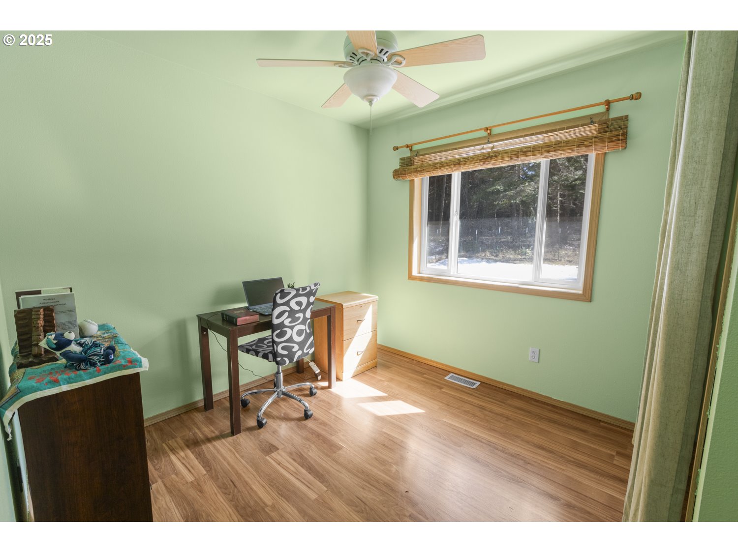 136 Sleepy Hollow Road White Salmon, WA 98672 - Photo 33 of 47 Bedroom, Primary