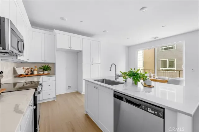 $589,990 | 9423 North Sepulveda Boulevard, Unit 3, North Hills, CA 91343